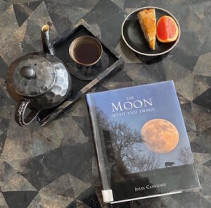 The Moon: her, the mirror of light in the darkness of cyclic renewal